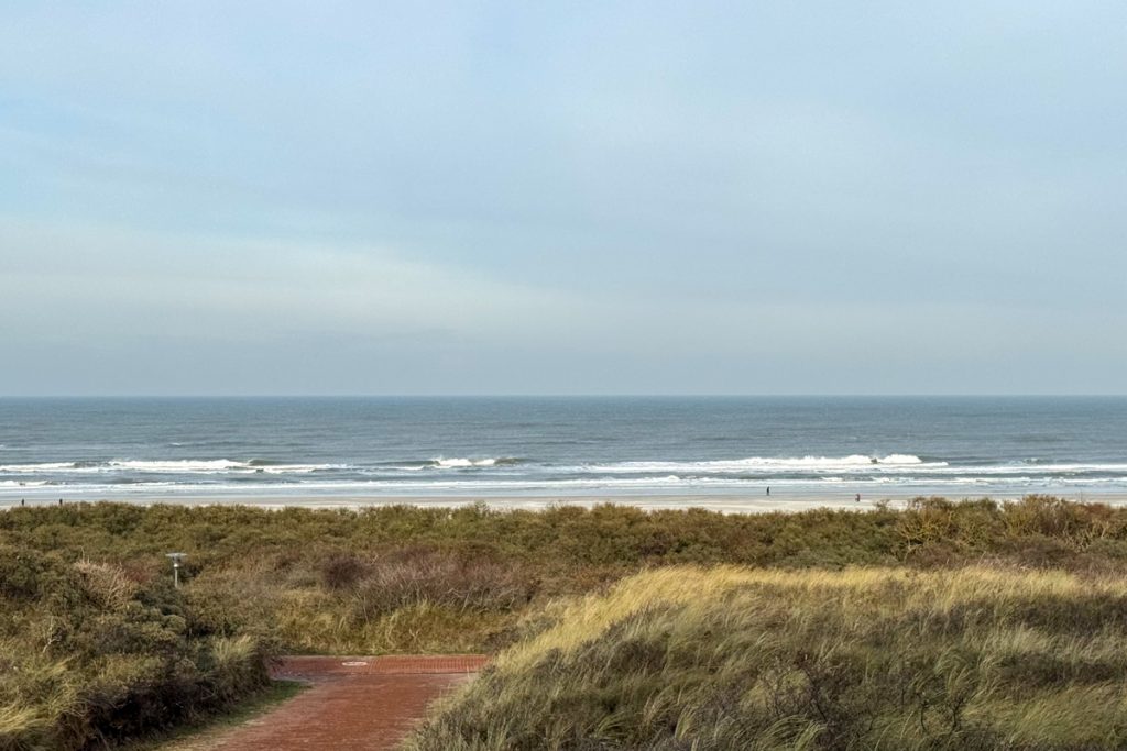 Juist im Herbst - Blick auf den Strand vom Haus des Kurgastes