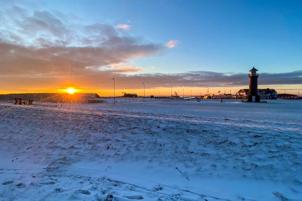 Juist im Winter - Blick auf Hafen vom Deich
